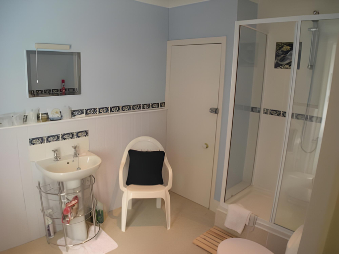 Bathroom, Harrabeer Country House, Devon