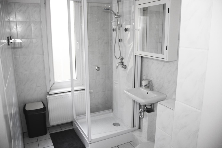 Bathroom 4, Die Botschaft, Berlin