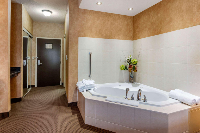 Bathroom 4, Comfort Inn Sturgeon Falls, Nipissing