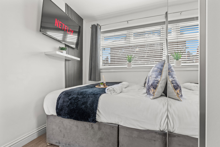 Bedroom, City Centre House with EV Parking, Coventry