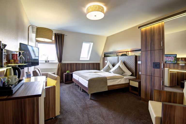 Bedroom 3, Hotel Am Badepark, Ammerland