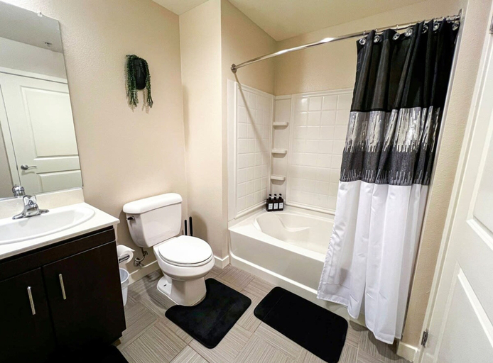 Room 2, Cozy Home W Pool GYM Parking 10 Min to Cedars, Los Angeles
