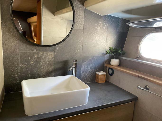 Bathroom 3, Exclusive yacht with a roof terrace, Charente-Maritime