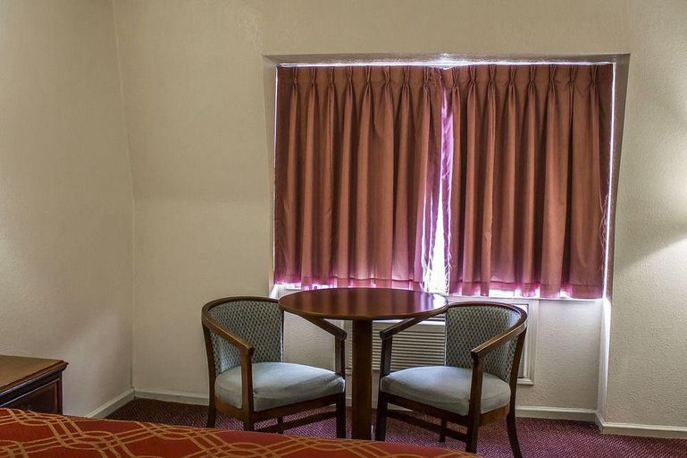 Exterior & Views 2, Econo Lodge (Worthington), Franklin