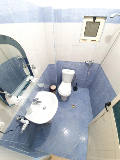 Bathroom 3, Soare, Sarandës
