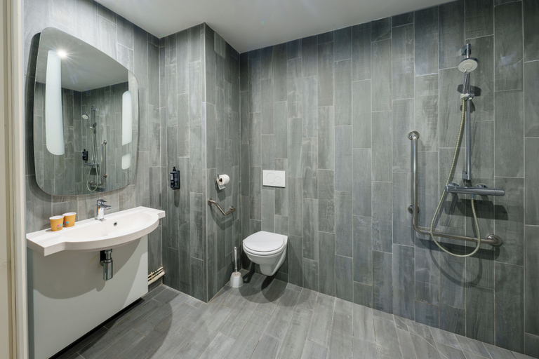 Bathroom 5, ibis Saint Quentin Basilique, Aisne