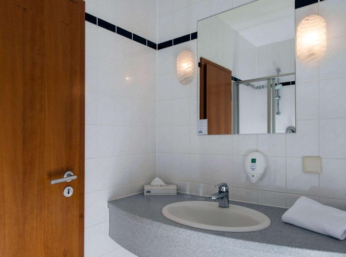 Bathroom 4, Days Inn by Wyndham Leipzig Messe Hotel, Leipzig