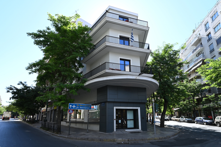 Exterior & Views