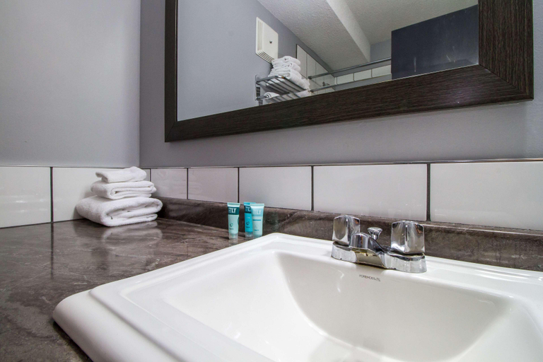 Bathroom 4, Stoke Hotel SureStay Collection by Best Western, Columbia-Shuswap