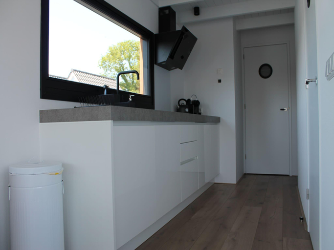 Others 3, Houseboat in Stavoren with Waterfront Views, Nijefurd