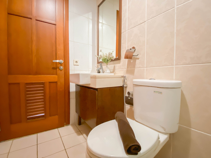 Bathroom 2, Cozy Stay 1BR Apartment at 1 @ Cik Ditiro By Travelio, Central Jakarta