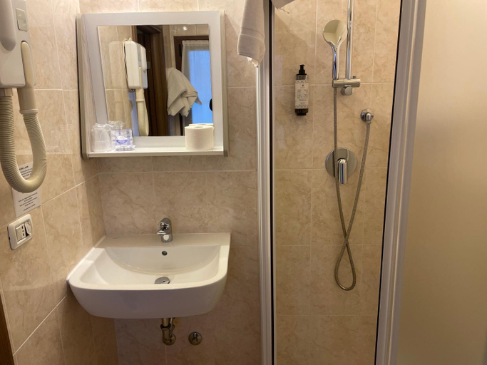 Bathroom 2, Hotel Julia, Milano