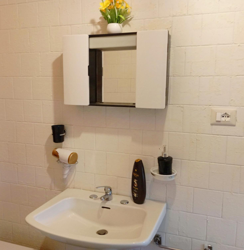 Bathroom 3, Apartament di Nick Central Station, Palermo