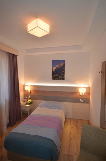 Bedroom 3, Hotel Centrale, Belluno