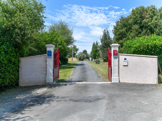 Others 1, Gite in a holiday park with pool, Charente-Maritime