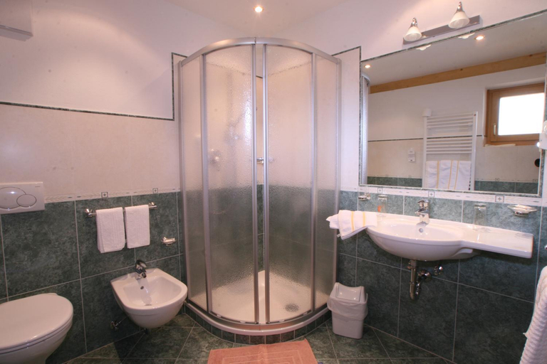 Bathroom 3, Hotel Resa Blancia, Bolzano