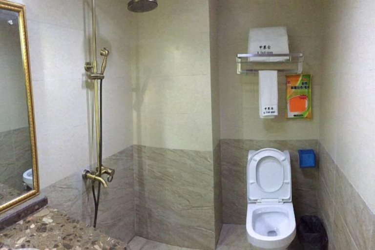 Bathroom 4, Songpan jiaguo senge minsu, Ngawa Tibetan and Qiang