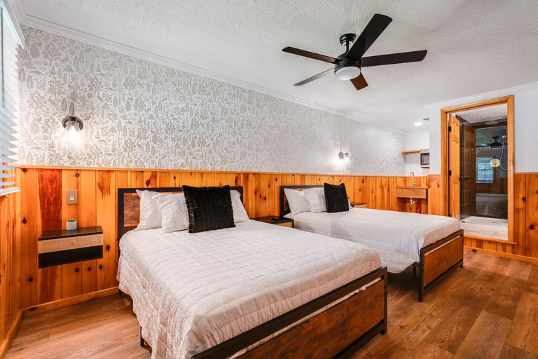 Bedroom 2, Seneca Pines Lodge, Pendleton
