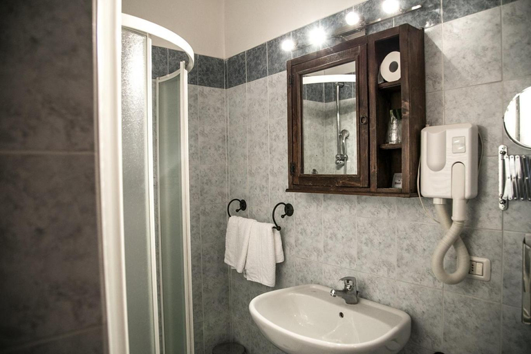 Bathroom 4, Hotel Julia, Milano