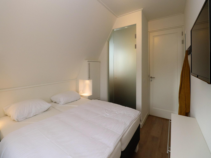 Bedroom 2, Lakeside Villa With Terrace, Lemsterland