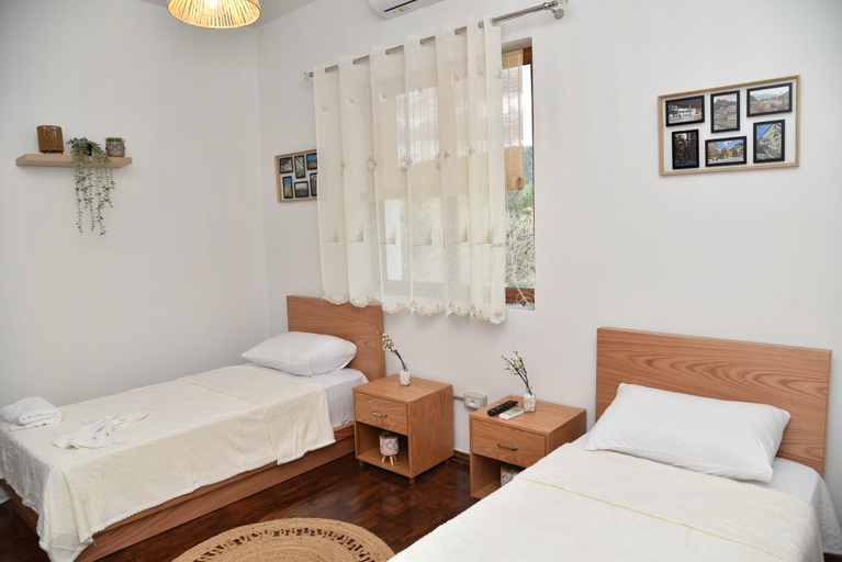 Bedroom 2, Woodland, Beratit
