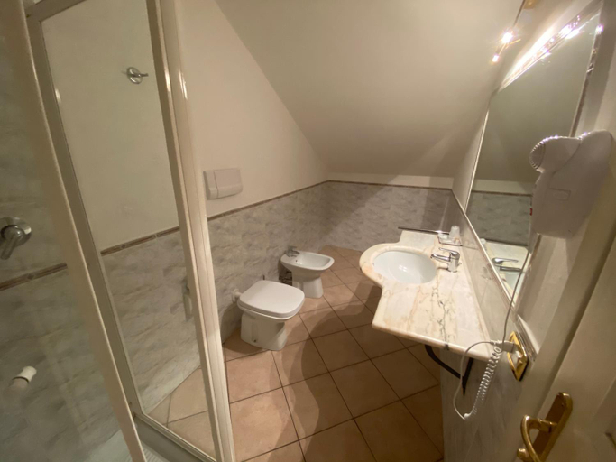 Bathroom 3, Hotel Edone, Brescia