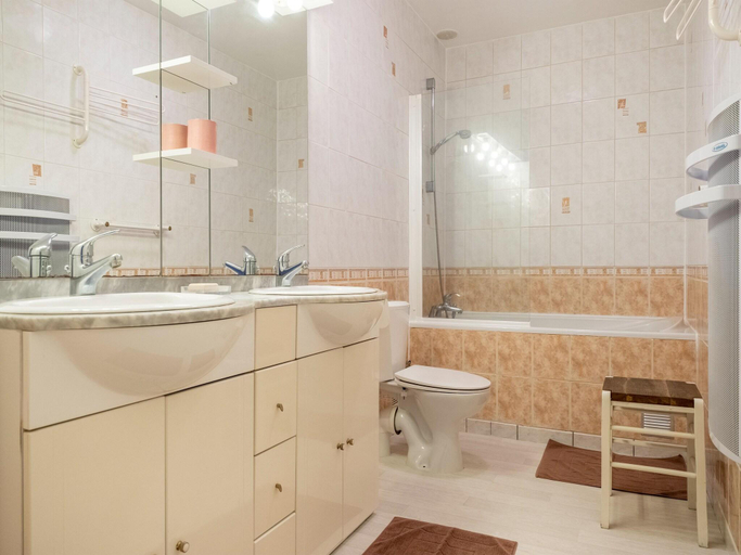 Bathroom 3, Stone-house cottage in Saussey with garden, Manche