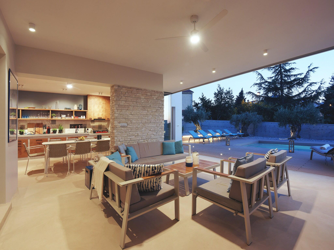 Food & Drinks 5, Villa in Stinjan with Pool and Sea View, Pula