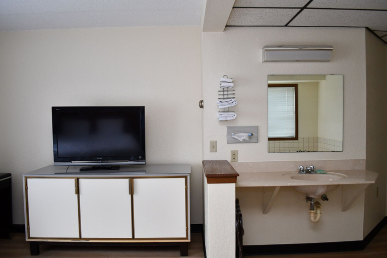 Bathroom 2, American Motel, Waseca