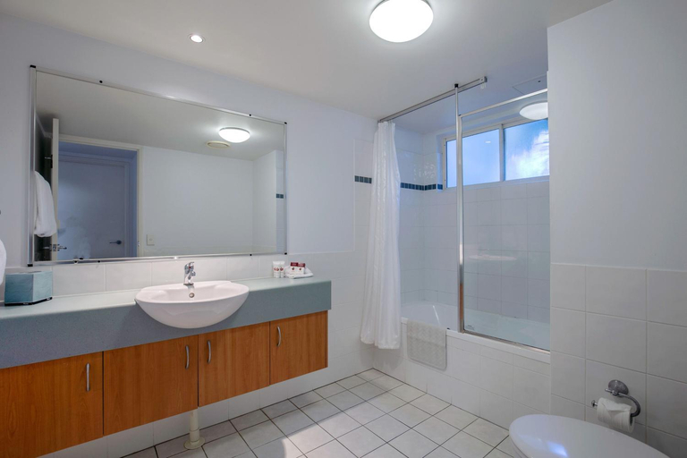 Bathroom 3, Club Wyndham Kirra Beach, Trademark Collection by Wyndham, Gold Coast