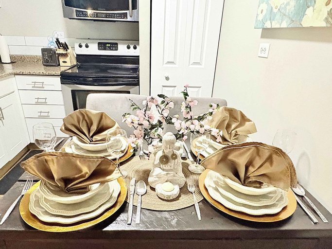 Food & Drinks, Stylish Downtown Condo near Rogers Place l Parking, Pool, Gym, Balcony & Kitchen, Division No. 11