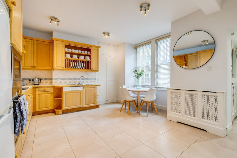 Room 4, Belgravia - Charming Spacious 4 Bed Home for 9, London