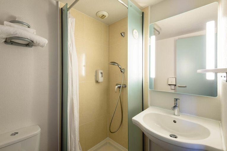 Bathroom 4, B&b Hotel Narbonne 1, Aude