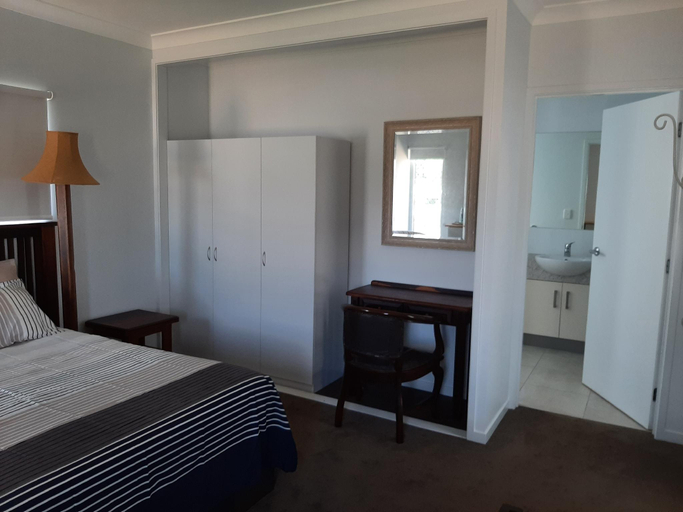 Bedroom 2, Cozy Room with Separate Entrance and Ensuit Bathroom, Atherton