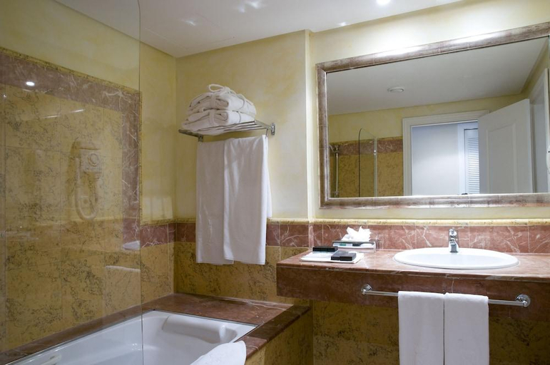 Bathroom 5, Lago Garden Hotel & Spa, Baleares