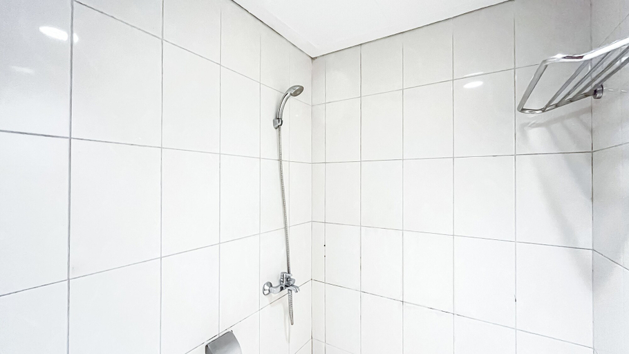 Bathroom, Homey 2BR Apartment with Space Room at Vittoria Residence, Jakarta Barat