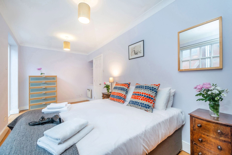 Room 4, Nelson s Pad - Trafalgar Square - by Frankie Says, London