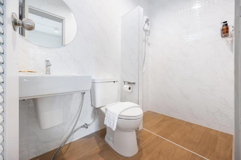 Bathroom 4, Hotel Wizpark Ratchada, Din Dang