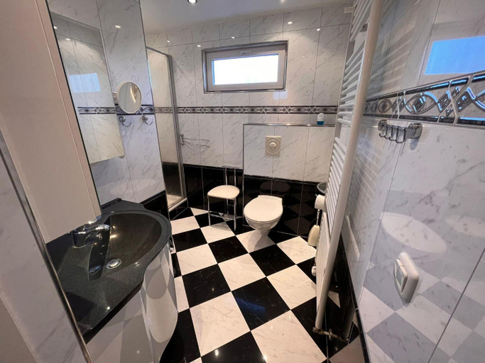 Bathroom 3, Bungalow in Makkum near Lake Beach, Wûnseradiel
