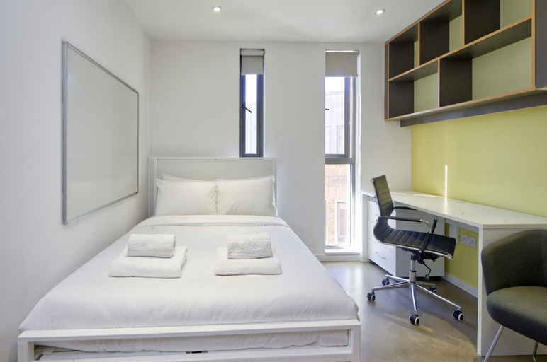 Room 3, Modern Student Studio in Vibrant Hammersmith, London