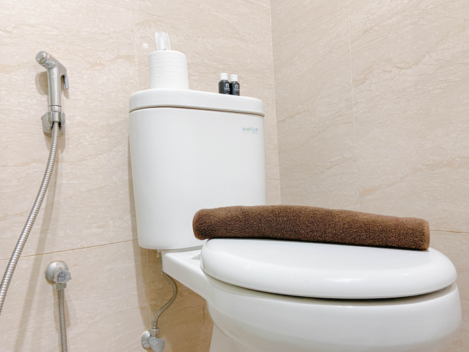 Bathroom 5, Spacious Studio at Landmark Residence Bandung Apartment By Travelio, Bandung