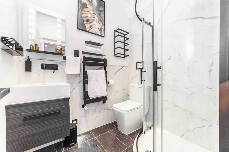 Room 2, Modern and Spacious Duplex in Earls Court, London