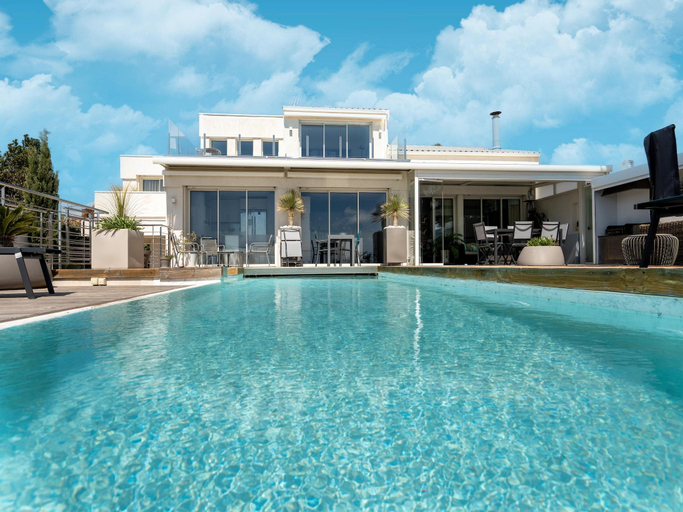Others 2, Villa with private pool and lagoon views, Hérault