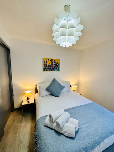 Room 5, Kensington Gardens 2 Bedroom Flat With a Balcony, London
