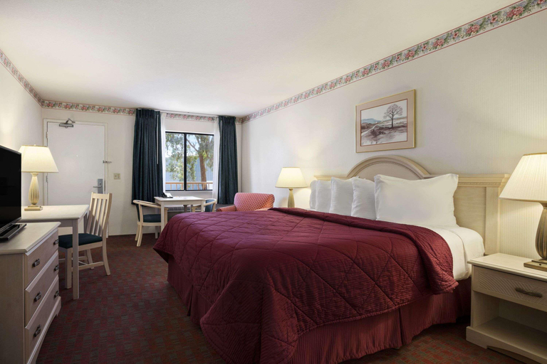 Bedroom 2, Days Inn by Wyndham Gilroy, Santa Clara