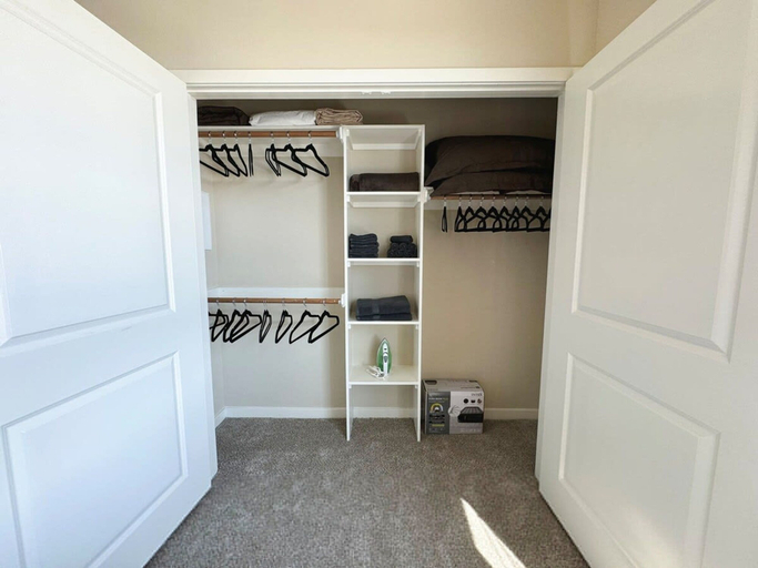 Room 3, NEW LA Home W Pool GYM Parking 10 Min to Cedars, Los Angeles