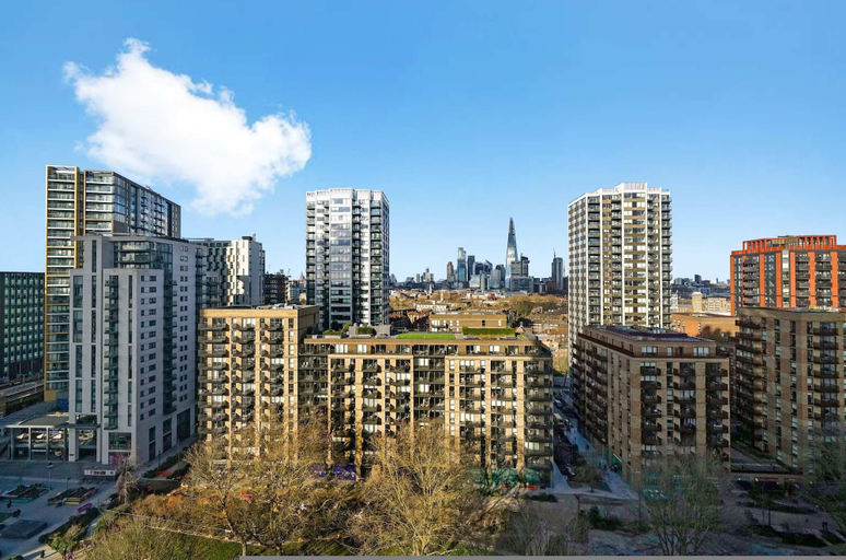 Room 2, Rosso Suite 2BR City Views, London