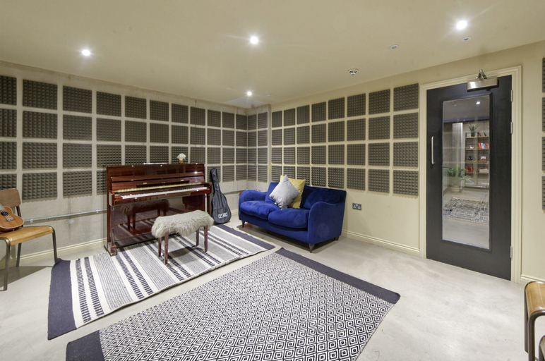 Room 2, Bright Student Studio in Hammersmith, London