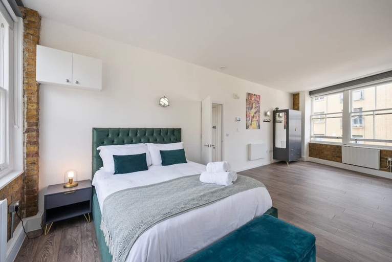 Room 4, Spacious Bright Oasis in Old Street, London