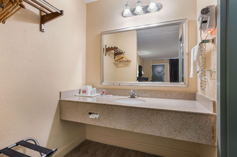 Bathroom 4, Econo Lodge Cullman South, Cullman